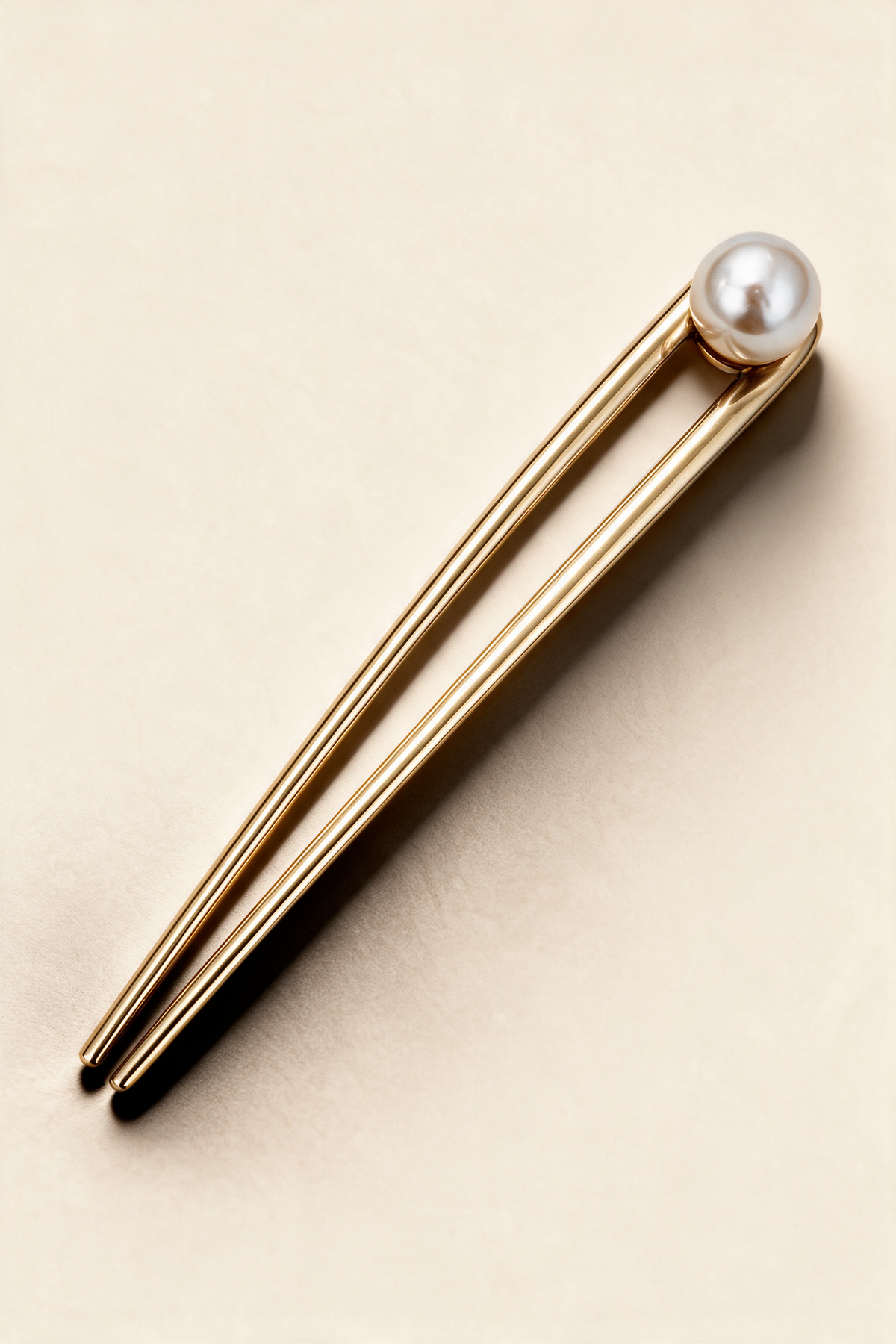 Pearl U-Pin in Gold, with two polished prongs and a pearl-effect accent.