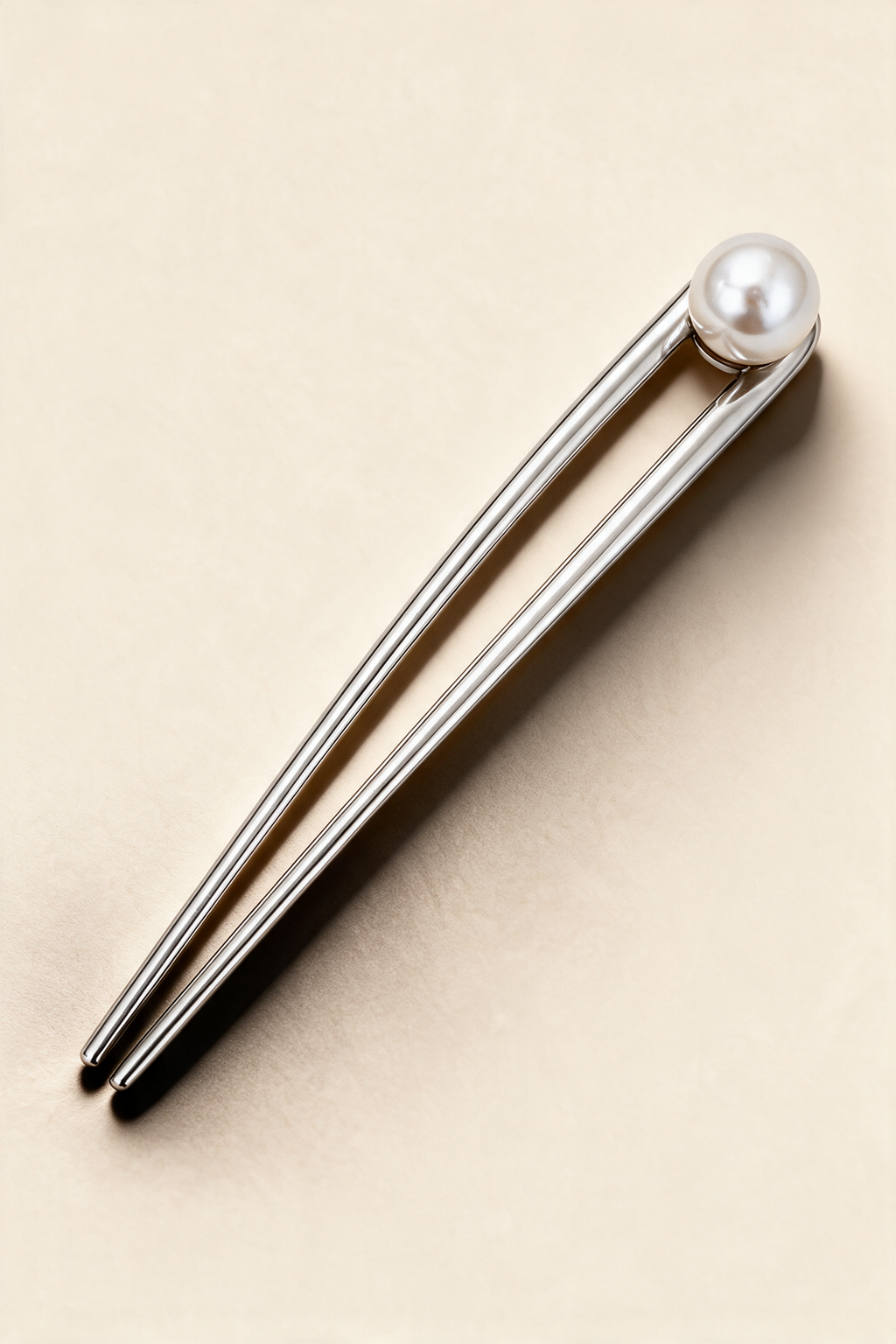 Pearl U-Pin in Silver, with two polished prongs and a pearl-effect accent.