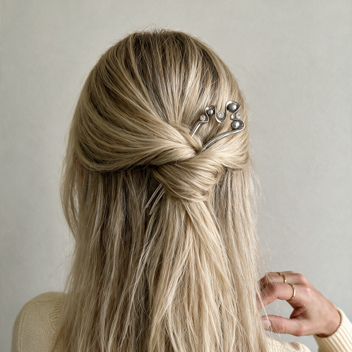 Galene U-Pin worn