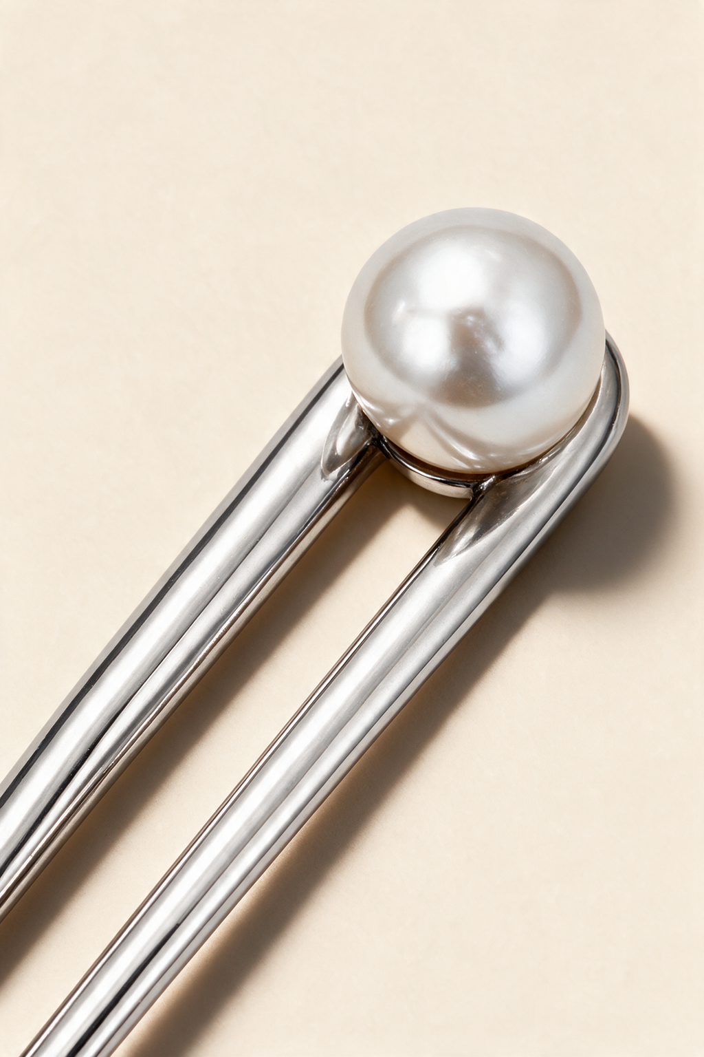Close-up of the Silver Pearl U-Pin's pearl-effect accent and polished metal finish.